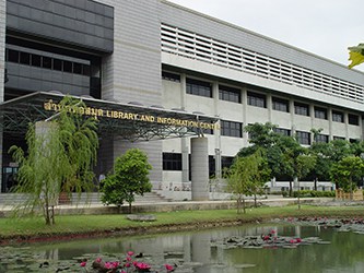 อาคาร 4 ชั้นทางด้านทิศตะวันออกขนานกับอาคารเดิม