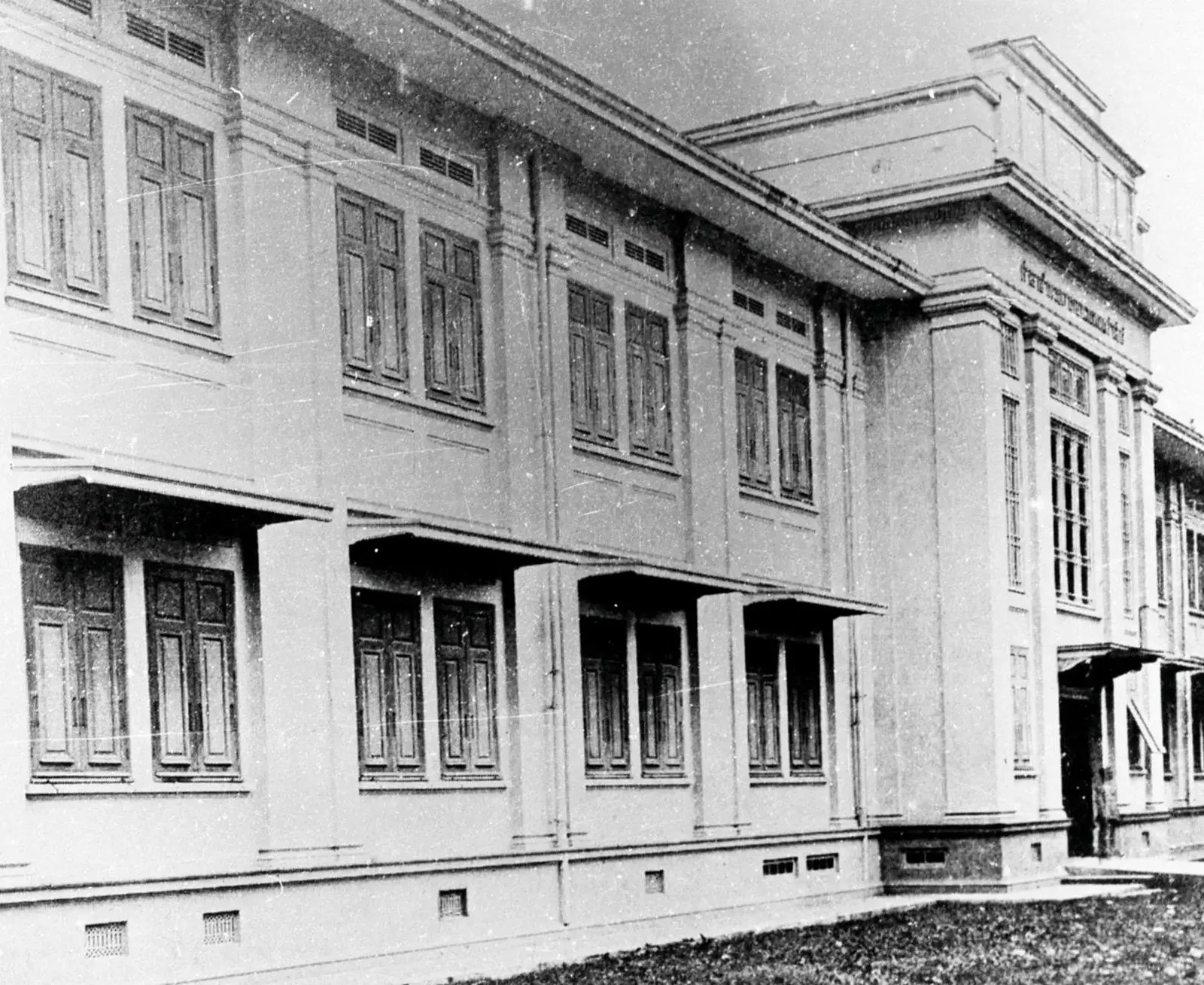 ตึกอำนวยการโรงพยาบาลศิริราช สมัย ๒ ชั้น (ภาพจากเพจ Siriraj Museum – พิพิธภัณฑ์ศิริราช)