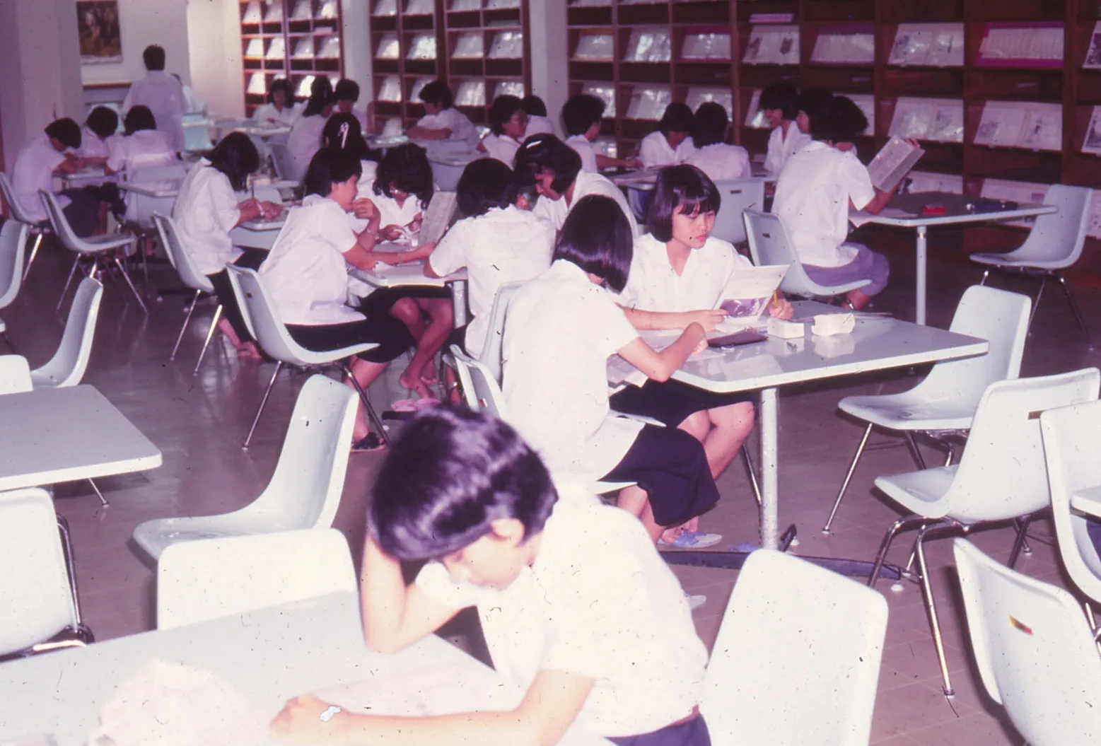 บรรยากาศห้องอ่านหนังสือ หอสมุดมหิดล พ.ศ. 2530