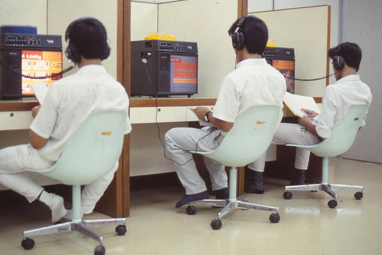 นักศึกษาใช้ Slide Projector หอสมุดมหิดล พ.ศ. 2530