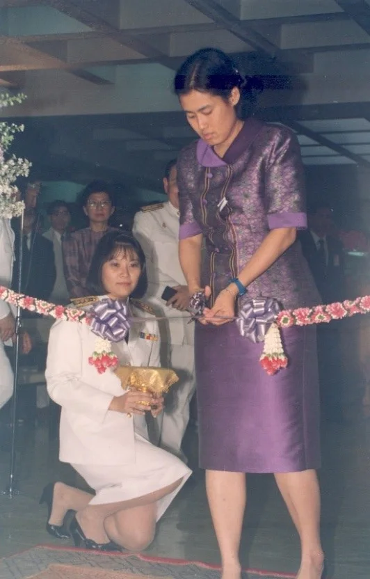 สมเด็จพระกนิษฐาธิราชเจ้า กรมสมเด็จพระเทพรัตนราชสุดาฯ ทรงตัดริบบิ้นเปิดห้องสมุดดนตรีสมเด็จพระเทพรัตน์ มหาวิทยาลัยมหิดล