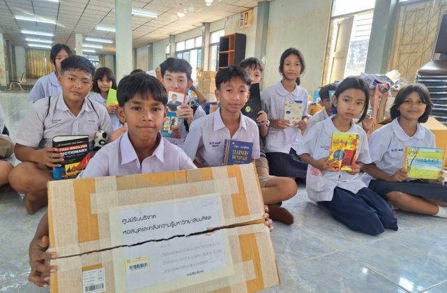 บริจาคหนังสือ โรงเรียนชุมชนบ้านไม้ลุงขน เ